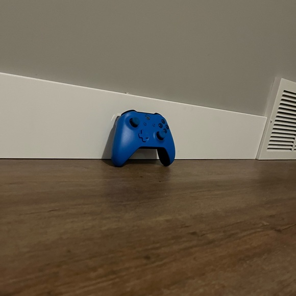 Xbox One S with 3 controllers - Picture 6 of 8